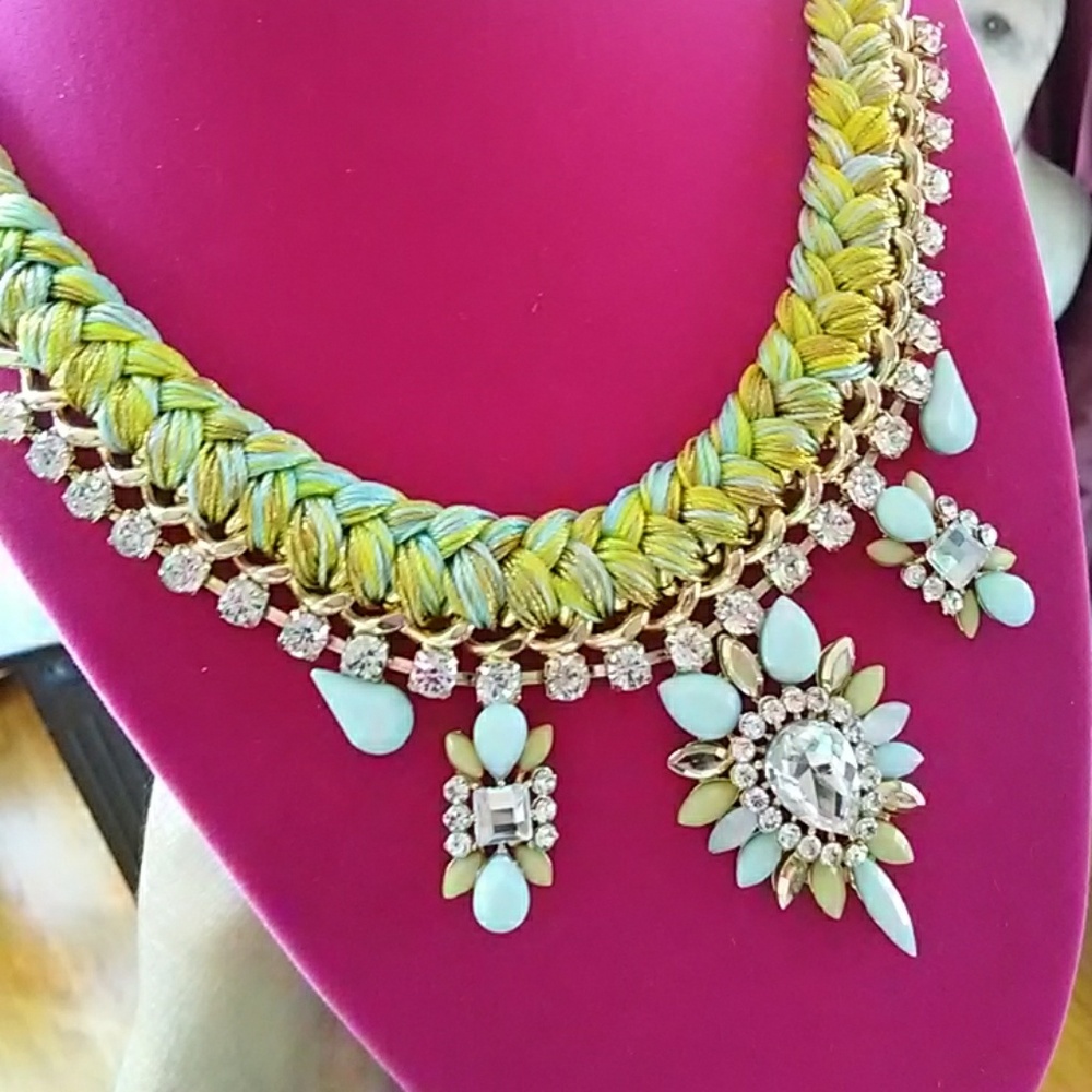 STATEMENT NECKLACE! - Picture 8 of 8
